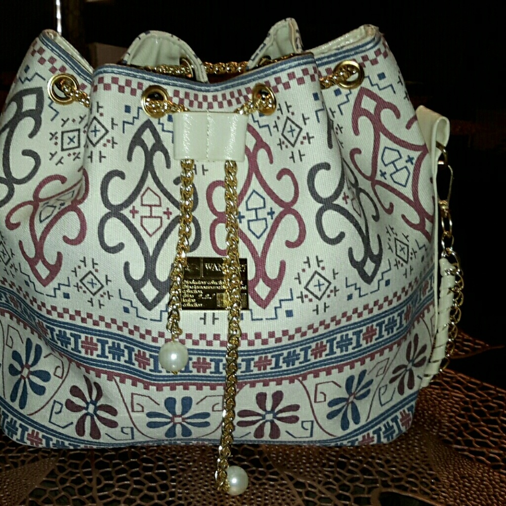 Colored shoulder bag